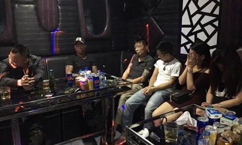 Bắt quả tang hàng chục dân chơi đang 'bay' trong 'động lắc'
