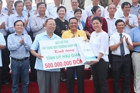 Lãnh sự Nam Phi tặng 500 triệu đồng trồng cây xanh ở Hậu Giang