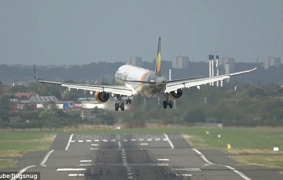 Máy bay A 321 chao đảo trong gió mạnh