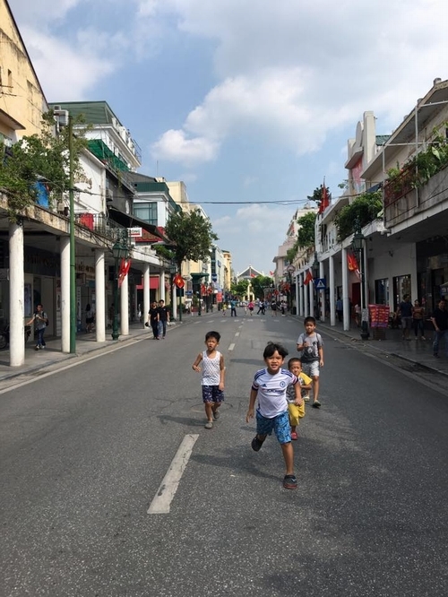 Trẻ em vui thích chạy chơi giữa phố ngày cuối tuần tại không gian đi bộ xung quanh Hồ Hoàn Kiếm. Ảnh: Khánh Ly.