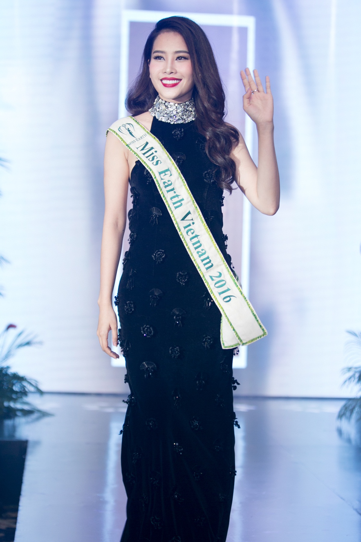Trang phục dạ hội đen (NTK Đỗ Long, thương hiệu Nick Dragon). Chiếc đầm dạ hội lấy cảm hứng từ muôn vàn vì sao lấp lánh trong đêm. Được chế tác đính kết từ 5 nghệ nhân đính kết suốt gần 2 tháng liền để hoàn thiện. Phần váy gần như tất cả đều là các hạt cườm, đá, pha lê trải trên nền lưới đen tựa như những ánh sáng li ti trên bầu trời đêm, phần cổ lấy cảm hứng từ chiếc áo yếm của người phụ nữ Việt xưa, e ấp nhưng vẫn gợi cảm, thanh thoát. Hiệu ứng khi đi trên sân khấu sẽ đem đến sự tỏa sáng, mang nét đẹp cổ điển tinh tế và sang trọng cho bộ trang phục.