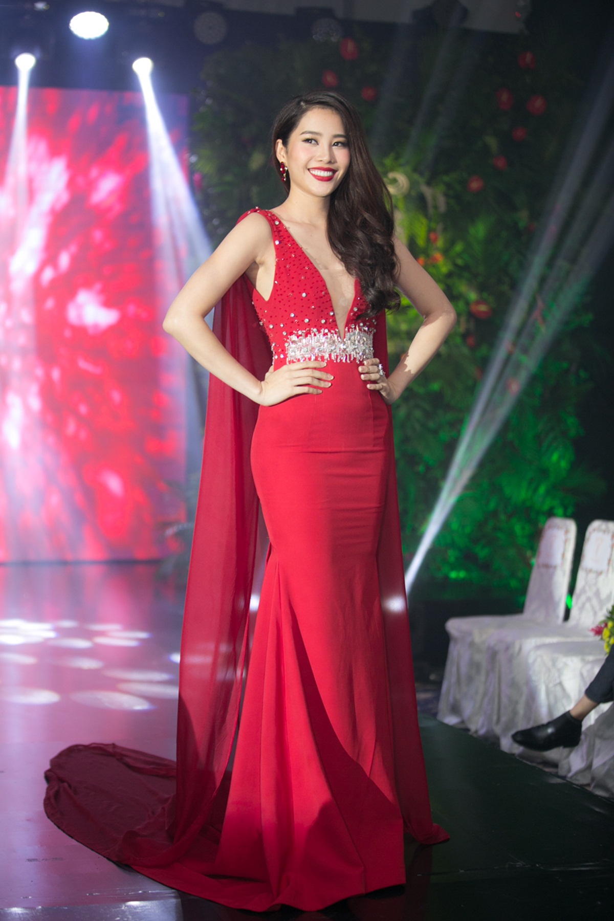 Trang phục dạ hội đỏ (NTK Hà Thanh Huy, thương hiệu David Wong)  Bộ cánh lấy cảm hứng từ chính thần thái và tinh thần thi đấu của Nam Em - đại diện cho Việt Nam tại đấu trường quốc tế, là hình ảnh ngọn lửa bùng cháy đam mê. Màu đỏ rực rỡ mang đến hình ảnh đầy mãnh liệt, huyền bí và say mê. Phần váy bó sát nhằm khoe hết đường cong cơ thể của Nam Em, phần đuôi váy xòe theo dạng đuôi cá. Phần cánh được làm bằng lụa tơ, nhằm tạo được hiệu ứng như một ngọn lửa cho người mặc. Với chất liệu cao cấp, NTK Hà Thanh Huy mong muốn Nam Em khi đi những bước catwalk uyển chuyển sẽ mang lại hiệu ứng như những sản phẩm haute couture cao cấp.