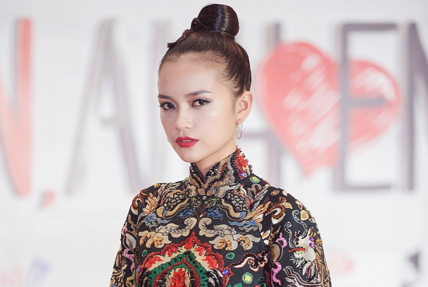 Quán quân Next Top Model đẹp không tì vết trong tà áo dài