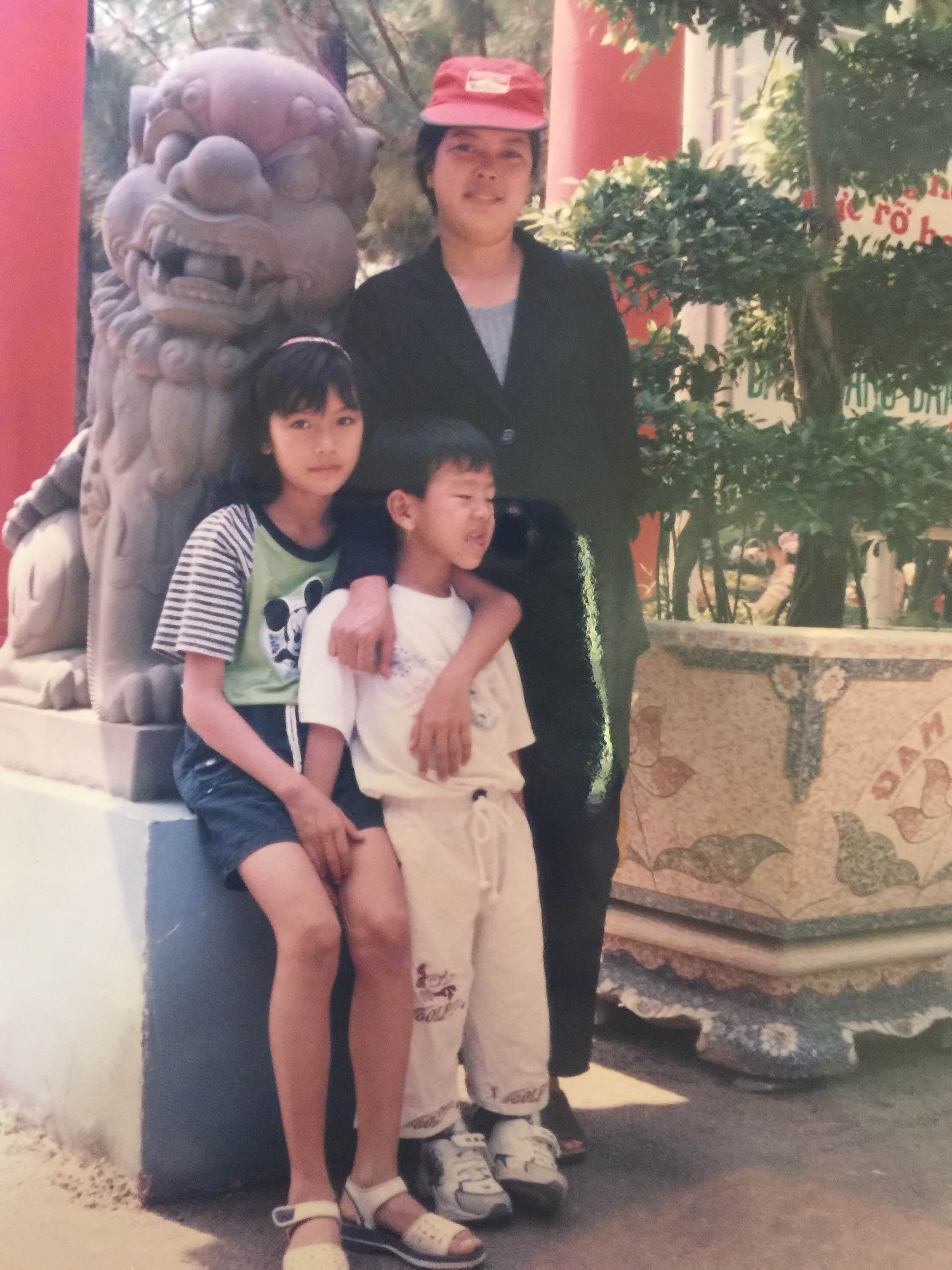 Trái với vẻ ngoài dịu dàng, nữ tính của mình, Thúy Vân là một cô gái có ý thức tự lập từ rất sớm. Năm 16 tuổi, Thúy Vân đã từng phải đấu tranh với bố mẹ để xin đi làm thêm. Nhưng lúc ấy, bố mẹ Thúy Vân không đồng ý mà chỉ muốn con gái tập trung vào việc học tập thật tốt. Trong khi, Vân chia sẻ, cô rất hâm mộ nét văn hóa phương Tây, đặc biệt là các bạn trẻ ở Mỹ đều rất tự lập và làm thêm từ trung học. Thúy Vân đã dành thời gian để chứng tỏ với bố mẹ rằng đây là một trải nghiệm cần thiết và may mắn đã được gia đình cho phép làm thêm trong ba tháng hè.