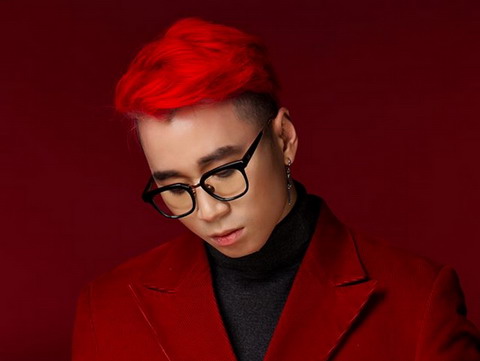 Rapper 'Anh không đòi quà' lột xác với hình ảnh lịch lãm