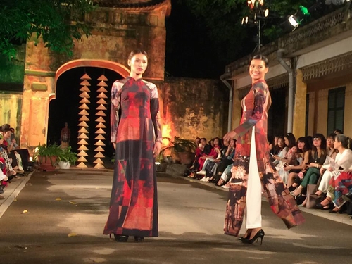 Tà áo dài - cầu nối cho du khách quốc tế đến với Hà Nội