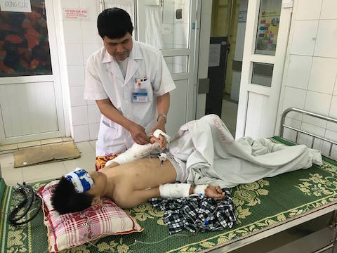 Hà Nội: Va vào cửa kính, một học sinh bị cắt đứt động mạch