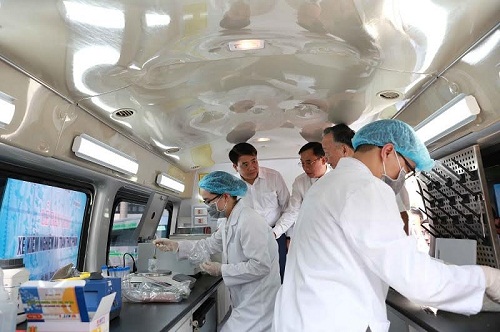 Chủ tịch Nguyễn Đức Chung kiểm tra bên trong chiếc xe chuyên dụng kiểm nghiệm vệ sinh ATTP.