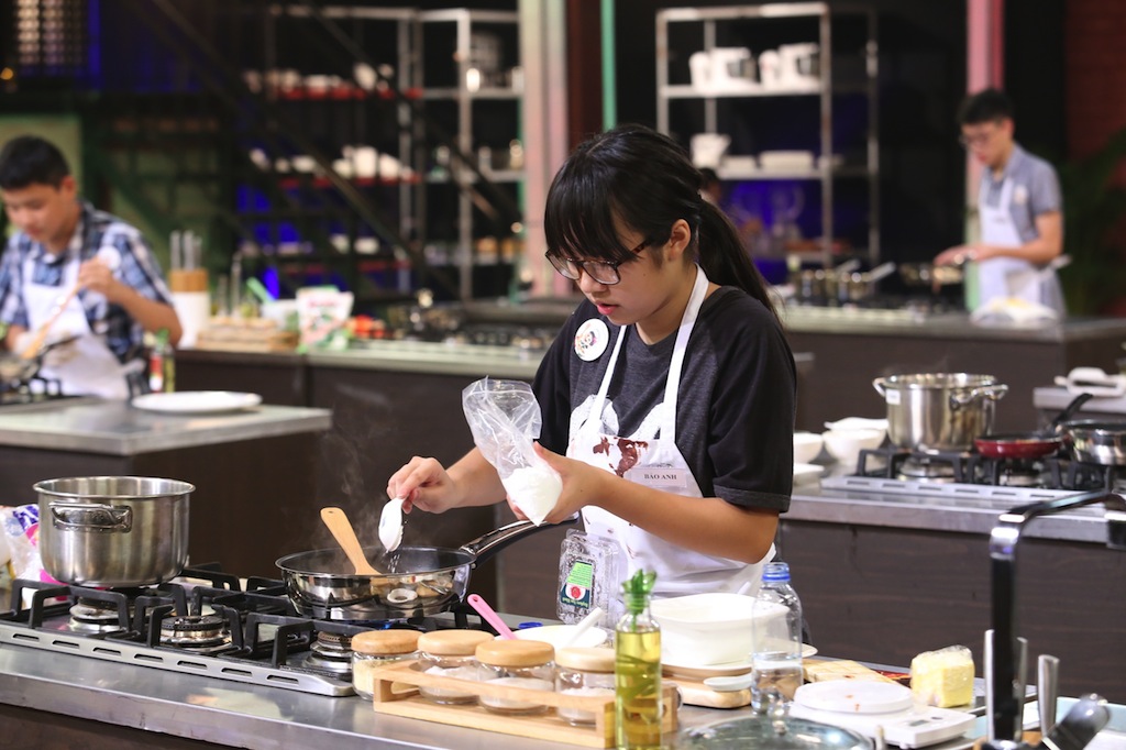 Bảo Anh mạo hiểm với món bánh ngọt