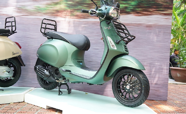 Vespa Sprint Adventure màu xanh rêu mờ