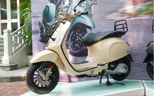 Vespa Sprint Adventure màu cát sa mạc
