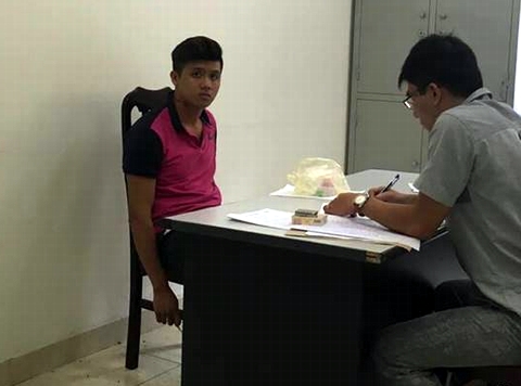 Không đội mũ bảo hiểm còn đấm CSGT gẫy răng