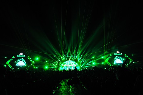 Sân vận động Hàng Đẫy đắm chìm trong màu xanh đặc trưng của Heineken bởi những tia laser cùng các hiệu ứng thị giác độc đáo.