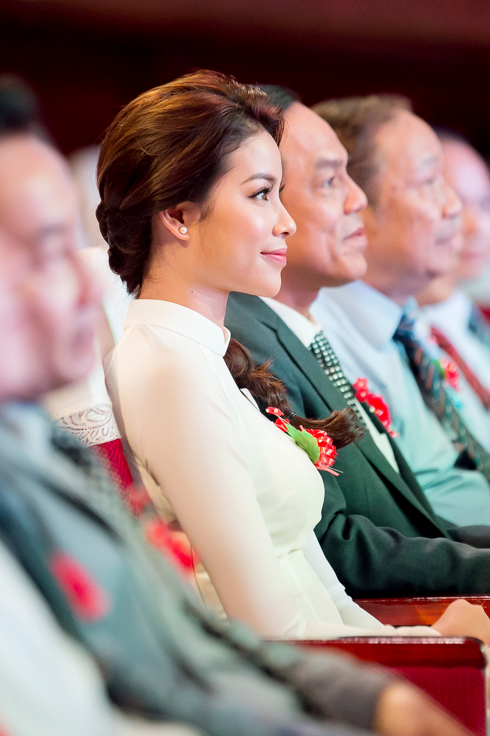 Xuất hiện tại chương trình, Hoa hậu Phạm Hương chọn bộ áo dài trắng vô cùng giản dị. Tuy vậy, nó vẫn toát lên sự trang trọng và tinh tế, phù hợp với tinh thần của sự kiện về giáo dục. 