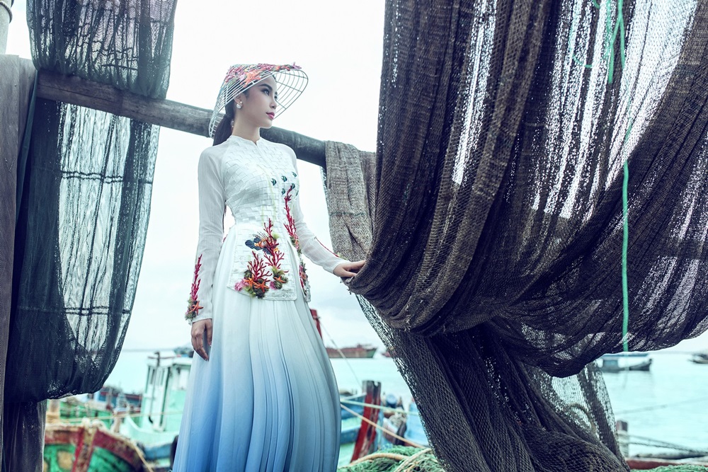 Nam Em mang áo bà ba đến Hoa hậu Trái đất