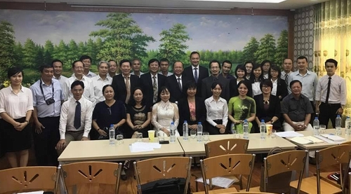 Đại diện lãnh đạo Trung tâm cùng các Trọng tài viên chụp ảnh lưu niệm