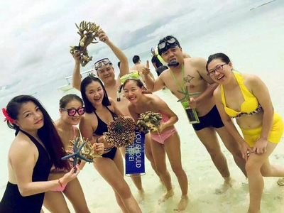 Du khách Trung Quốc hồn nhiên bắt sao biển, bẻ san hô!