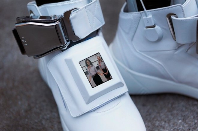 Giầy sneakers tích hợp Wi-Fi, sạc dự phòng và màn hình