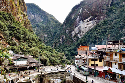 Một trong những hãng xe lửa đến Machu Picchu – Inca Rail. Ảnh: Luxury Train Club. 