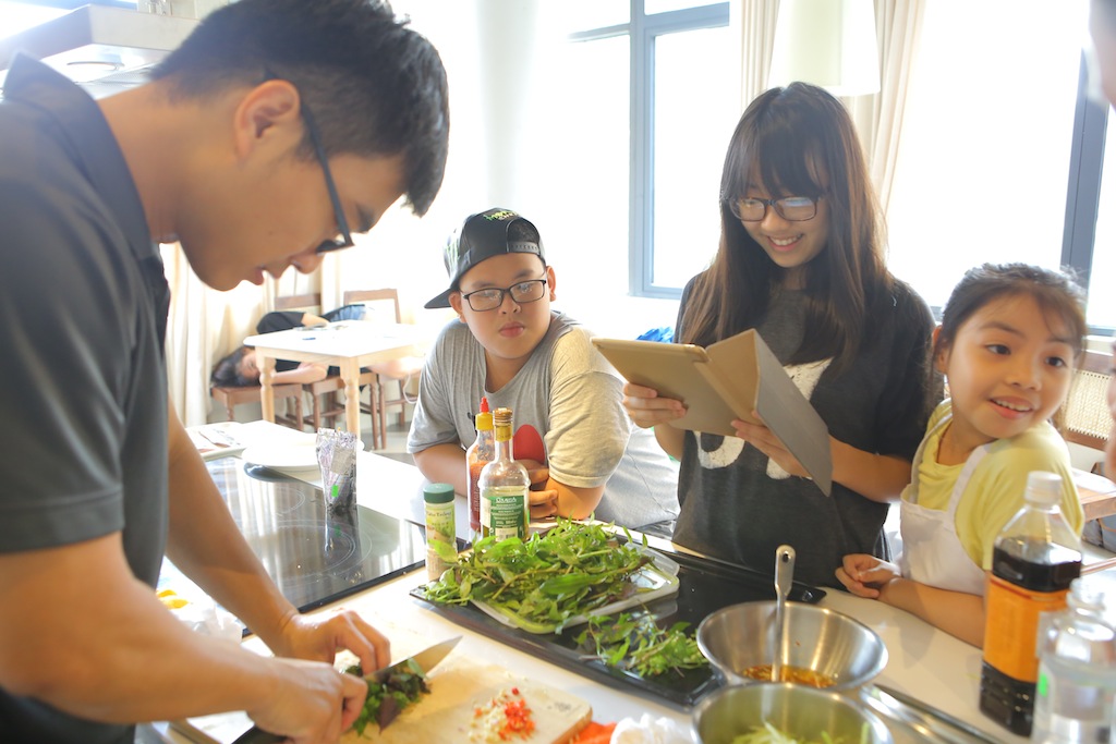 Chef Quang Đạt hướng dẫn các bạn nhỏ