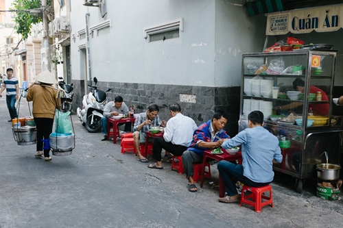 Người dân địa phương thích tìm đến các quán ăn trong hẻm