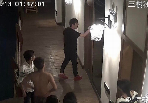 Khách Trung Quốc bị đánh vì sex quá ồn ào!