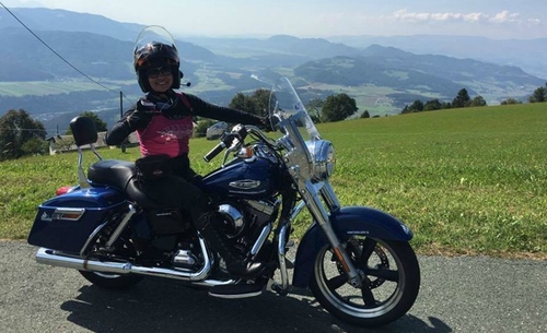 Chạy môtô phân khối lớn với nữ biker như mang lại một sức mạnh lớn.