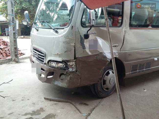 Xe khách 29 chỗ hư hỏng nặng phần đầu.