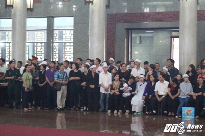 Người thân đã đưa con của các chiến sỹ còn nhỏ đến tiễn đưa bố mình khiến nhiều người không khỏi xúc động