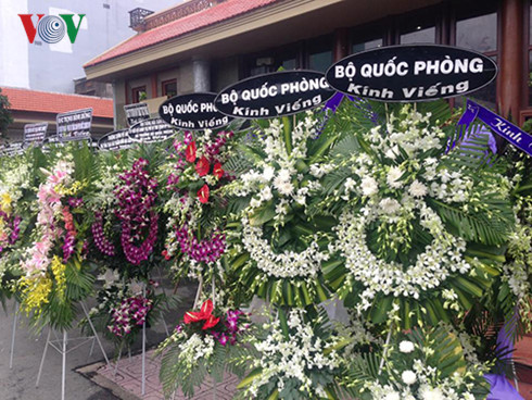 Vòng hoa viếng của Bộ Quốc phòng