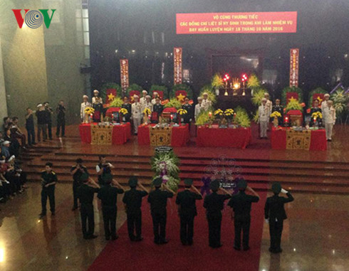 Đồng chí, đồng đội trước linh cữu 3 phi công