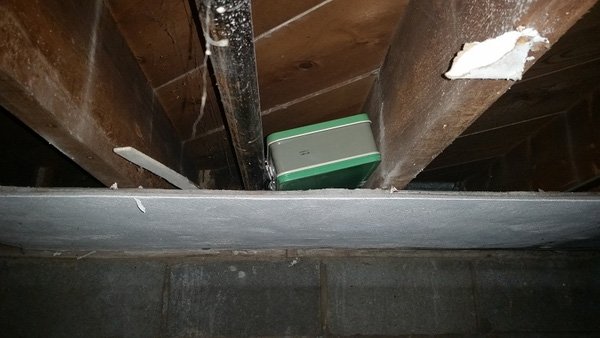 Chiếc hộp được đặt kín đáo trên trần của tầng hầm, chỉ khi bóc bỏ lớp thạch cao anh chồng mới phát hiện ra.
