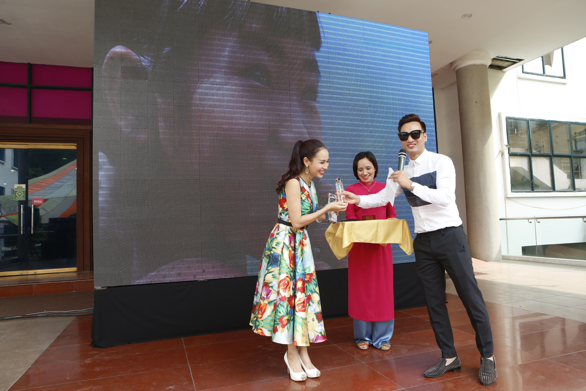 MC Thành Trung  trong màn đấu giá từ thiện