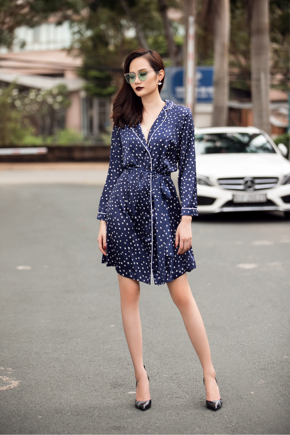 Ngoài những thiết kế với tông đen chủ đạo, Diệu Linh cũng nhanh chóng bắt nhịp với xu thế khi cho ra mắt 3 mẫu pyjama in họa tiết khá ấn tượng và bắt mắt. Đó là pyjama dáng dài, pyjama ngắn và pyjama dáng dài, vạt mở có dây buộc tựa như một chiếc đầm mềm mại, mang lại cá tính riêng cho người mặc.