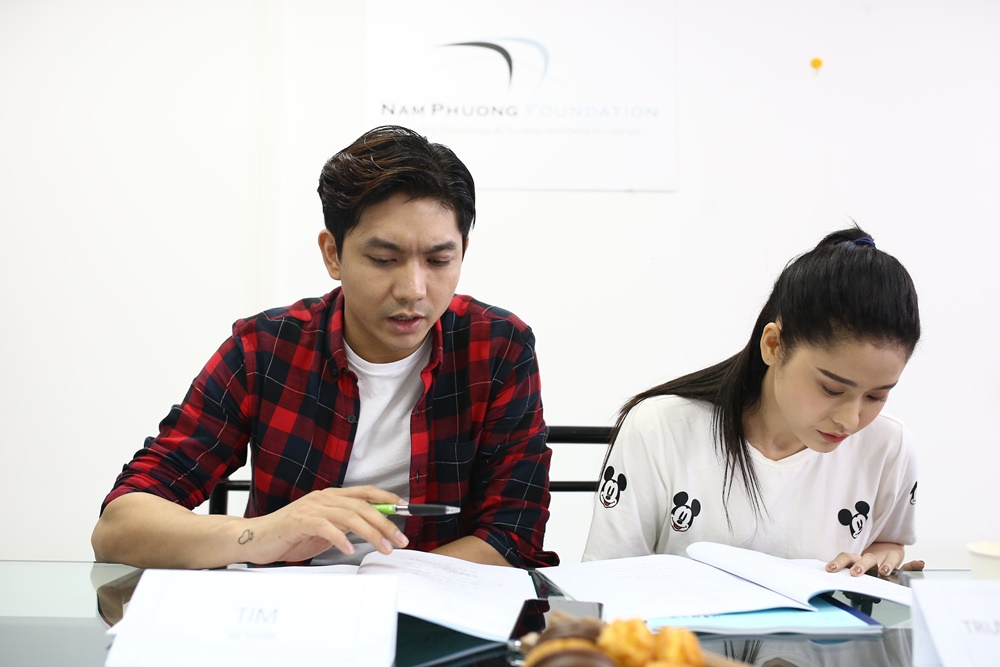 Tim thành thật cho biết, khi được chọn vào vai này và được cùng bà xã làm tình nhân thì anh khá bất ngờ. Tiện thể, nam ca sĩ điển trai cũng thành thật thú nhận, hai vợ chồng tuy về chung một nhà đã lâu nhưng mấy tháng trở lại đây mới thật sự hiểu nhau. Chính điều đó giúp cả hai thêm tự tin và hào hứng vì được tái hiện cảm giác “yêu lại từ đầu”. 