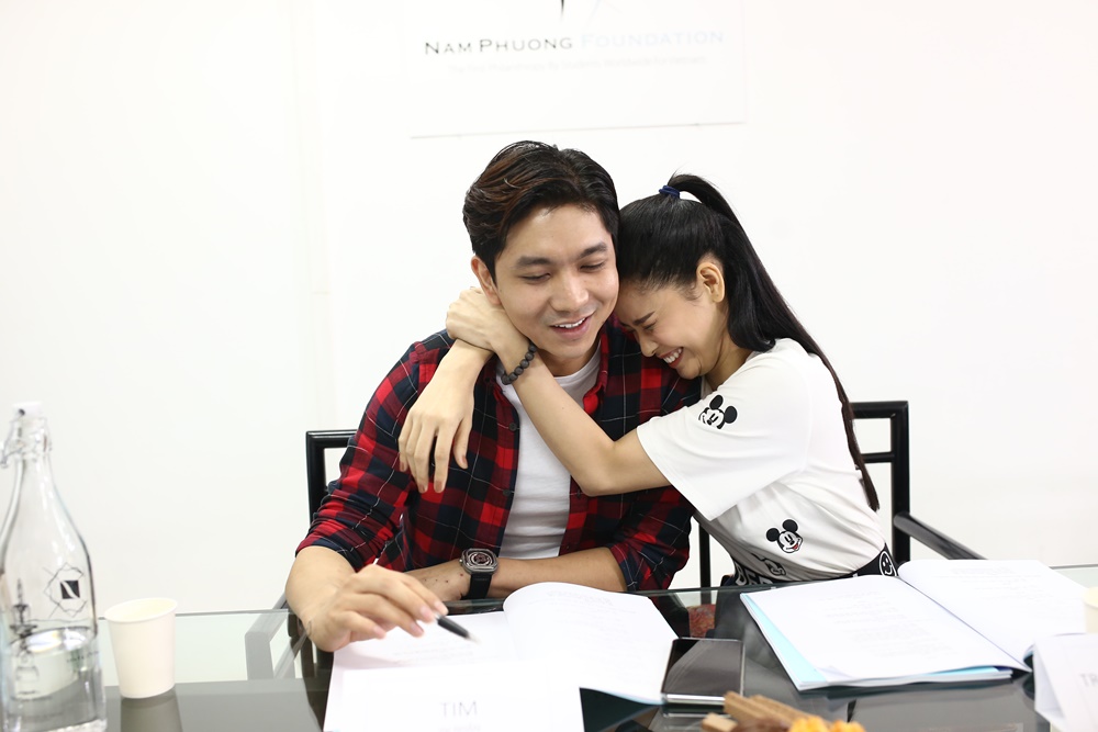 Vợ chồng Tim - Trương Quỳnh Anh sánh vai tình nhân trên màn ảnh