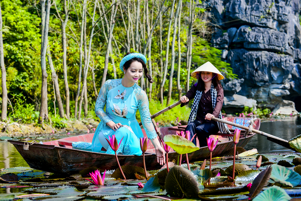 Xuyên suốt bộ hình, Mai Thu Huyền chỉ mặc mỗi chiếc áo dài thêu tay truyền thống đơn giản nhưng đậm nét văn hoá Phương Đông của NTK Thu Sương và trang điểm theo phong cách nhẹ nhàng nhưng với những biểu cảm tự nhiên đầy tinh khôi, trong trẻo, Mai Thu Huyền đã thật sự tỏa sáng với nét đẹp “không góc chết” từ những gì đơn giản nhất.