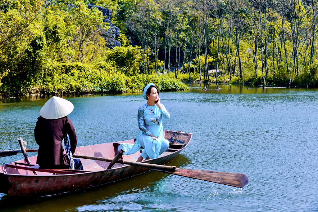 Ngắm vẻ đẹp trong veo của Mai Thu Huyền bên suối Yến