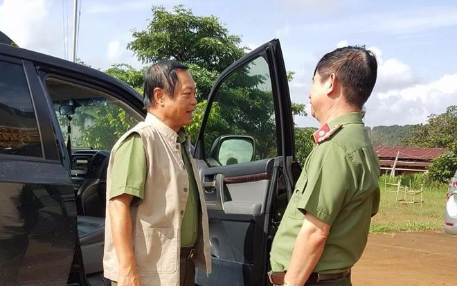 hứ trưởng Phạm Dũng (trái) đã trực tiếp xuống hiện trường chỉ đạo điều tra 