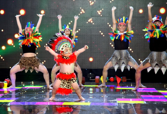 Thông minh, sáng tạo và luôn biết cách làm mới bản thân, đó là ấn tượng mà Tin Tin mang đến cho Người Hùng Tí Hon. Tin Tin còn “gây bão” khi giả làm bộ ba giám khảo Cẩm Ly – Đại Nghĩa – John Huy Trần.  Tối thứ 7 tuần này,Gala Người Hùng Tí Hon  sẽ diễn ra vào lúc 19h00 trên kênh HTV7, mời các bạn đón xem.