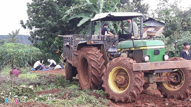 Lực lượng pháp y, công an tỉnh Đắk Nông khám nghiệm tử thi ba thi thể. Đến khoảng 14h, công tác hoàn thành. Tại hiện trường, máy móc, xe ủi được cơ quan chức năng giữ nguyên. 