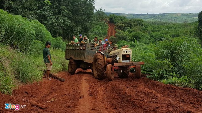 Lúc 8h45, thượng tướng Phạm Dũng, Thứ trưởng Bộ Công an đã dẫn đoàn công tác đặc biệt vào đến trung tâm xã Đắk Ngo, huyện Tuy Đức. Tại trung tâm xã, thứ trưởng đã có cuộc họp nhanh nghe báo cáo tình hình vụ án.