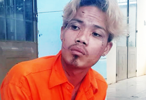 Dũng rach cổ gây sức ép các học viên đập phá trốn trại.
