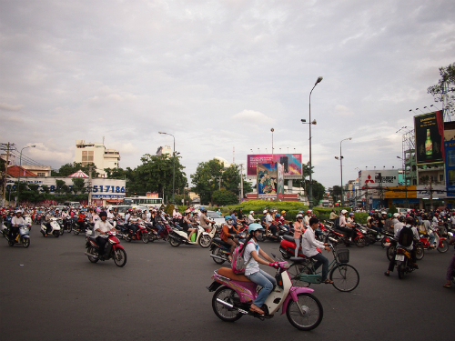 Giao thông: Khi mới chuyển tới Sài Gòn, James không biết sang đường thế nào. Anh nhìn những cụ già băng qua