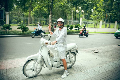 Bạch công tử của Sài Gòn: James đã trông thấy người đàn ông đặc biệt này một vài lần, ông ấy có lẽ khá thoải mái với việc mọi người quan sát mình nên vẫy tay chào khi bắt gặp ánh nhìn của anh. Đây là một người khá quen thuộc với cư dân Sài Gòn, ông có niềm yêu thích đặc biệt dành cho màu trắng nên có biệt danh là