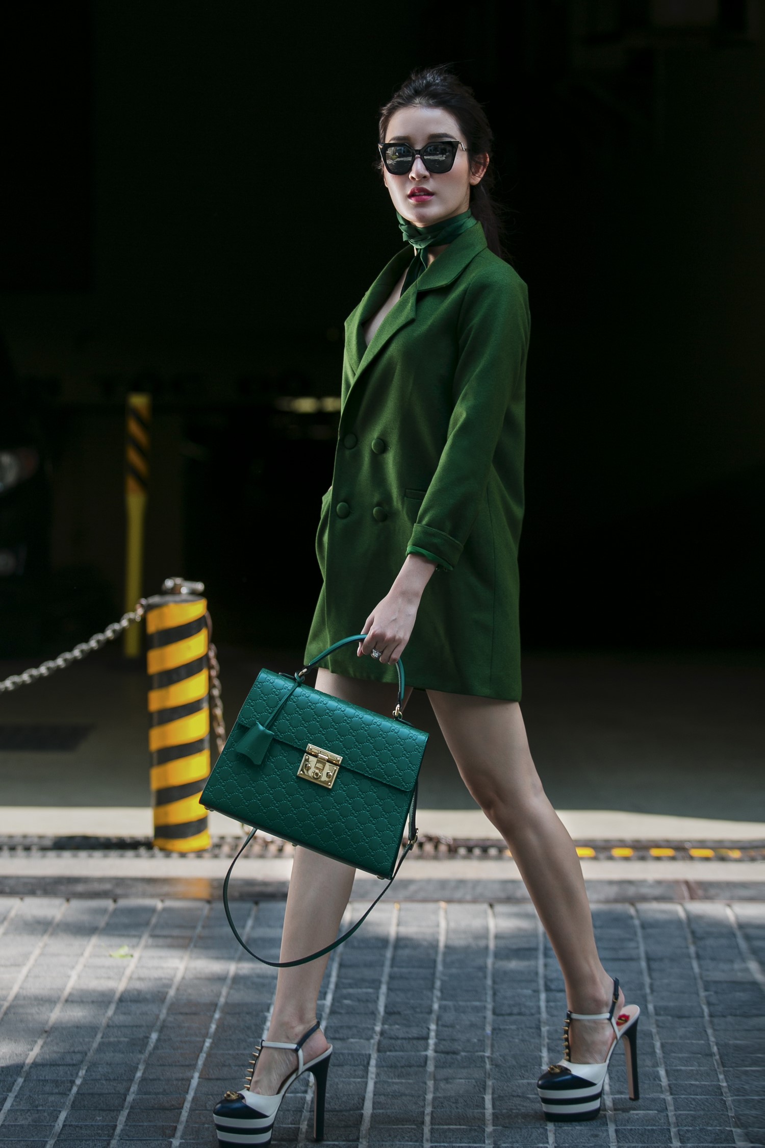  Cô chọn mốt vest giấu quần thời thượng, kết hợp cùng hai phụ kiện của Gucci là đôi sandal kẻ sọc và giỏ xách