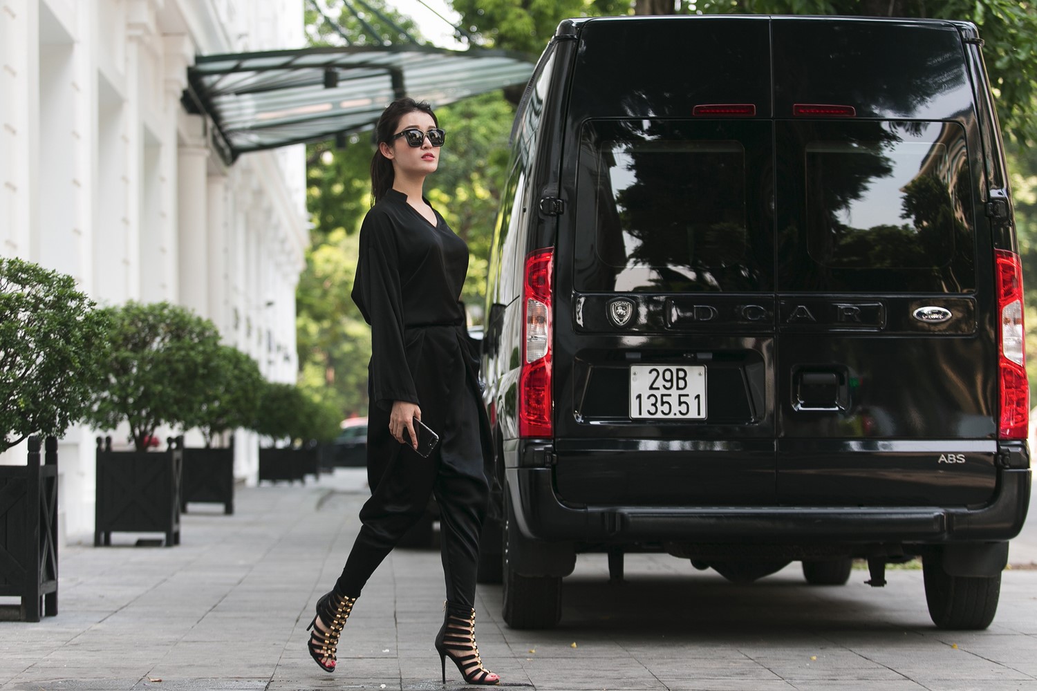 Huyền My ứng dụng bộ cánh phong cách black-on-black vô cùng ấn tượng. Người đẹp dễ dàng khoe lợi thế vóc dáng trong thiết kế mang hơi hướng pijama dạo phố. Đôi giày chiến binh đính kim loại vàng khá ăn ý, tạo vẻ 