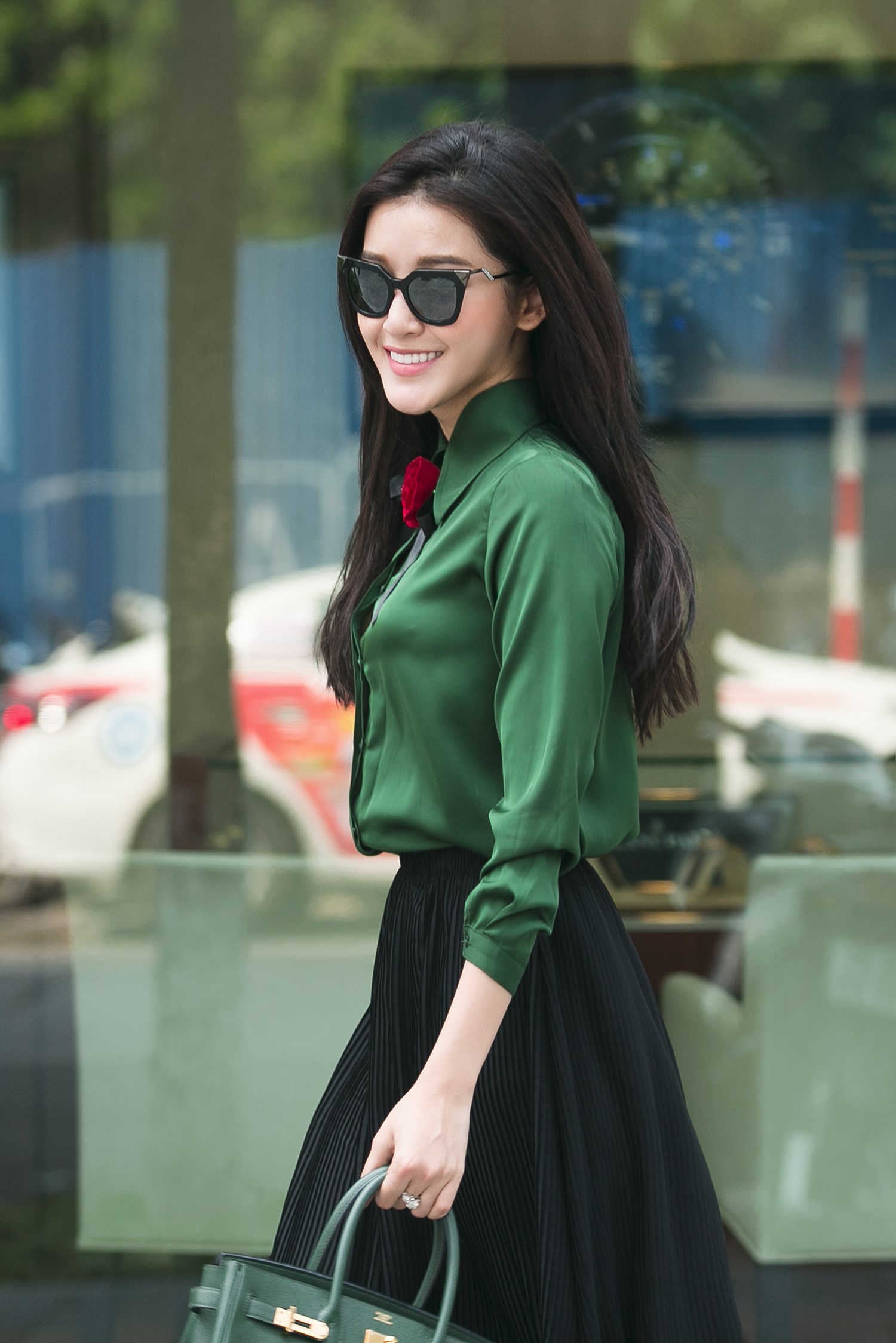  Chiếc áo sơ mi vintage kết hợp cùng chân váy xòe bồng bềnh khiến Huyền My dạo phố nhẹ nhàng hơn. Cô kết hợp boots cổ cao khá phù hợp với tiết trời dần chuyển sang Thu - Đông. Túi xách Hermes Birkin tăng thêm vẻ nổi bật cho những ngày xuống phố của Huyền My.