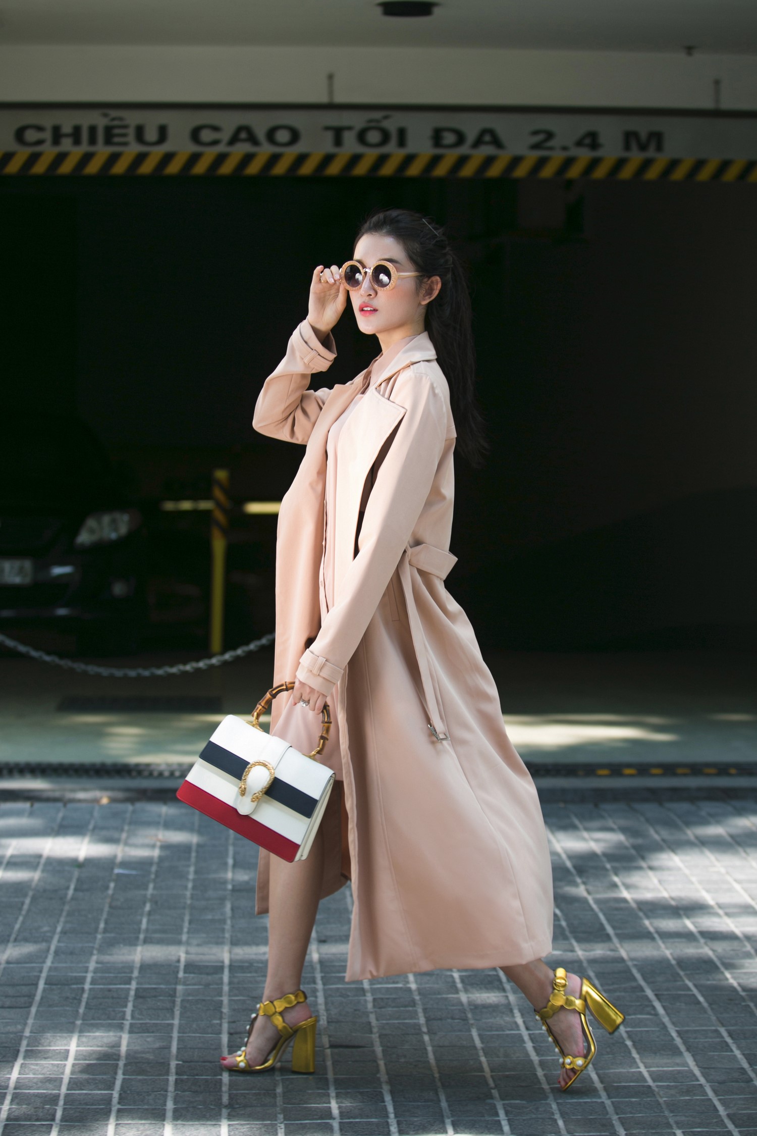 Trong set đồ này, Huyền My chọn điểm nhấn là chiếc túi xách Gucci thời thượng và đôi giày màu vàng đồng. Để hài hòa cùng món hai item nổi bật, cô diện bộ cánh có phần đơn giản. Hầu hết bộ cánh đều thuộc tông màu nuy như váy sơ-mi, áo khoác bigsize.