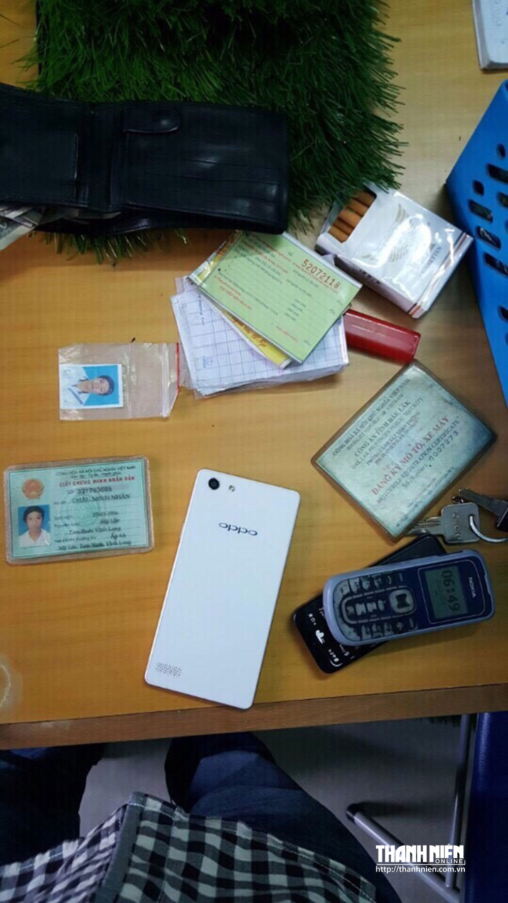 Điện thoại Nhân cướp và giấy tờ cá nhân thu được trên người của Nhân ẢNH: NGỌC LÊ